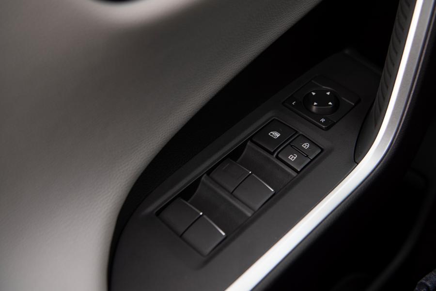Детали интерьера Toyota RAV4 XSE Hybrid 2018 года  (NA) (фото 64 из 71)